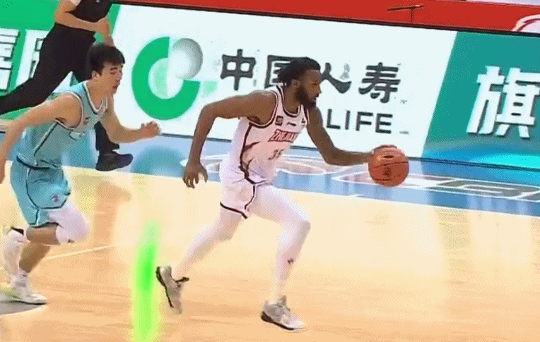 😨什么情况？青岛下半场突然断电 巴斯接管比赛率队轰出一波19-3！